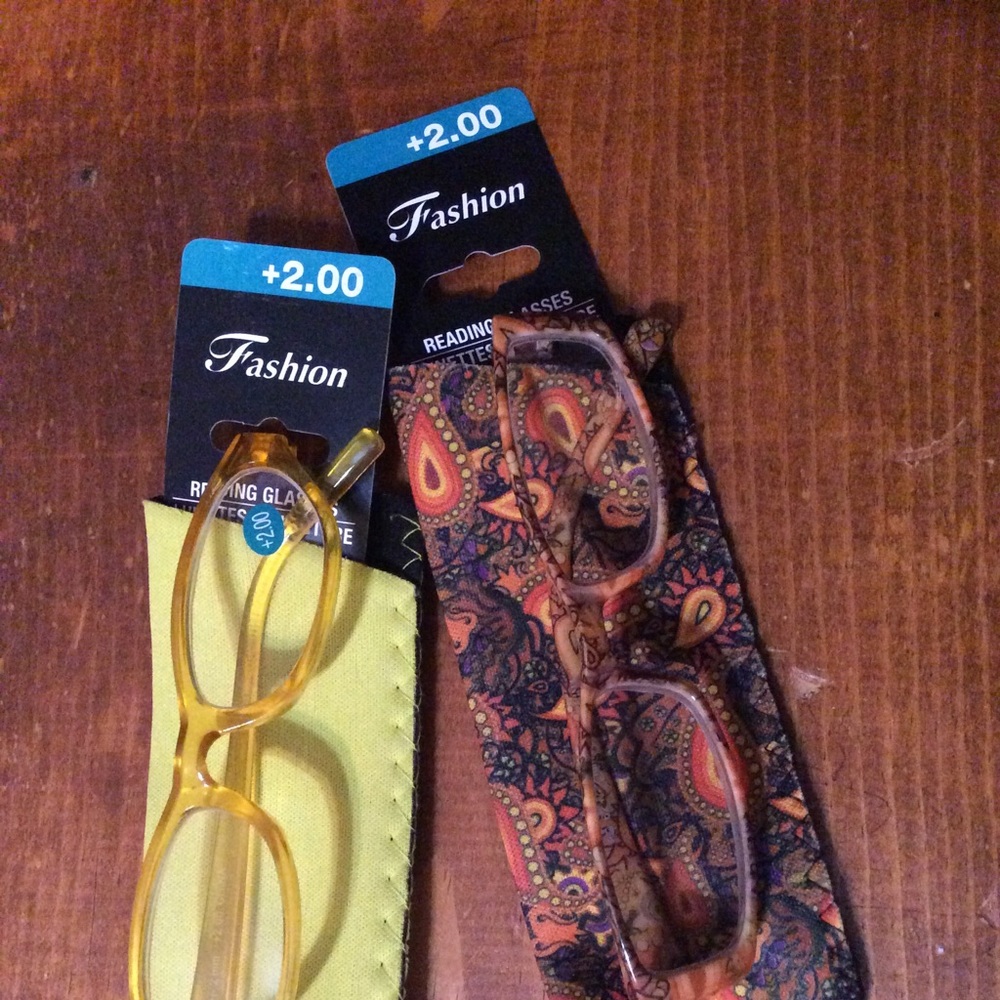 New set 2 Fashion 2.00 reading glasses with cases